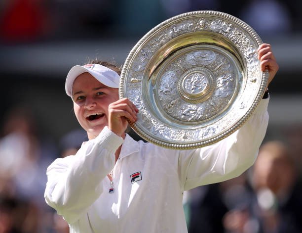 Tay vợt hạng 32 thế giới làm nên lịch sử khi vô địch Wimbledon 2024 - Ảnh 1.