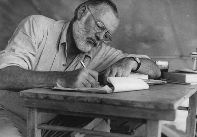 Người hâm mộ kỷ niệm sinh nhật lần thứ 125 Ernest Hemingway tại Key West yêu dấu của nhà văn - Ảnh 1.