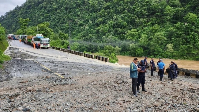 Chưa có thông tin về người Việt trong vụ lở đất ở Nepal - Ảnh 1.