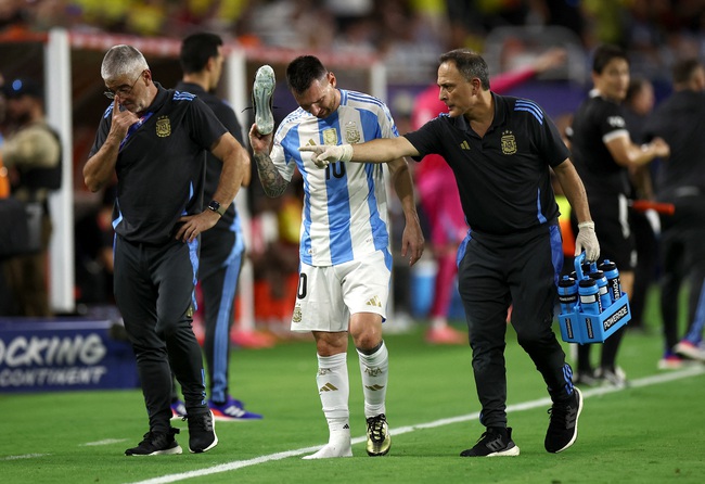 Messi khiến triệu fan cảm phục với hành động đặc biệt trong lễ đăng quang Copa America của Argentina - Ảnh 1.