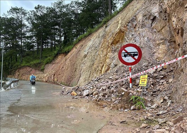 Chủ động phát hiện, xử lý vết nứt cục bộ trên đèo Prenn Đà Lạt - Ảnh 1.