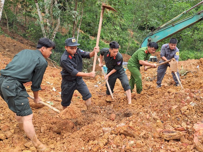 Vụ sạt lở đất nghiêm trọng tại Hà Giang: Xác định được danh tính 10 người tử vong và 4 người bị thương - Ảnh 1.