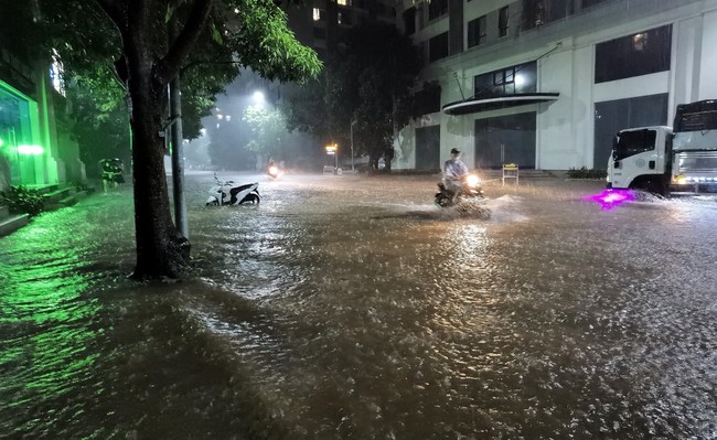 Hà Nội: Khẩn trương tiêu thoát nước, dọn dẹp cây xanh gãy đổ sau mưa lớn kéo dài - Ảnh 1., 123b, trang chủ 123b