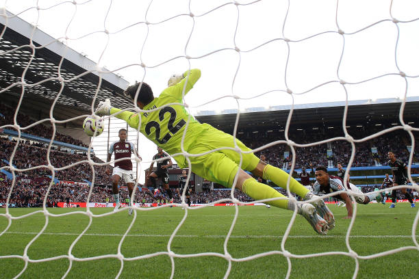 David Raya xuất sắc cản phá quả đánh đầu cận thành của Watkins, giúp Arsenal hạ Aston Villa 2-0 ở vòng 2 Ngoại hạng Anh, 123b, trang chủ 123b